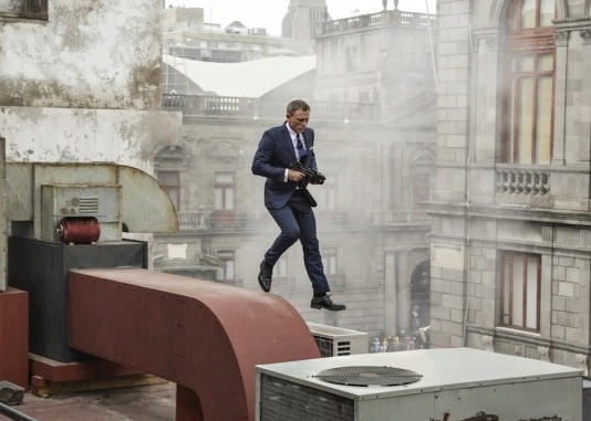 007의 다니엘 크레이그는 싸울 때도 슈트를 입는다. 슈트는 비즈니스맨의 전투복이자 갑옷이다.