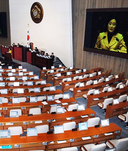 2007년 11월 8일 국회 본회의에서 박영선 의원이 이명박 후보의 BBK 의혹 관련 대정부질문을 하고 있다. 한나라당 의원들은 본회의장을 떠나버렸다. 사진=비즈한국DB