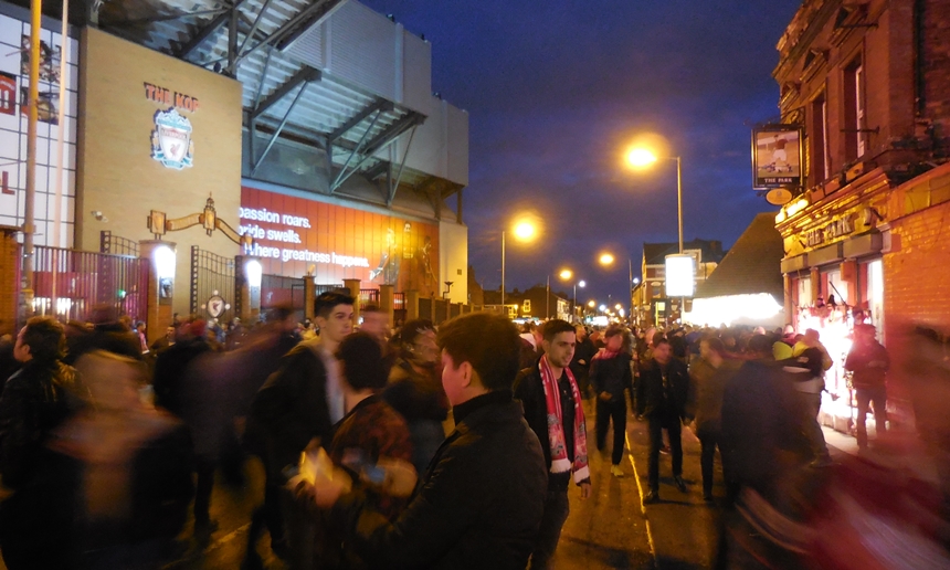 리버풀과 맨유의 노스웨스트더비를 앞두고 안필드 앞에 모인 축구팬들.