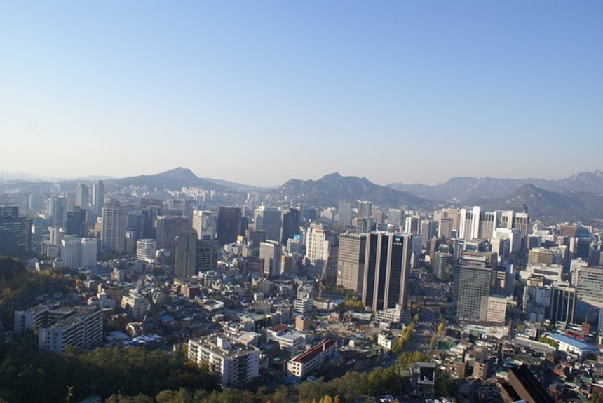 산에서 바라본 서울시내.