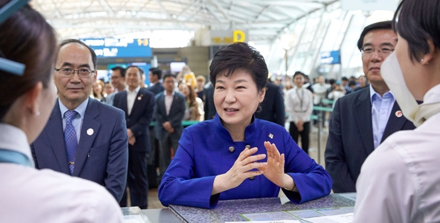 박근혜 대통령이 지난 6월 29일 오전 인천공항에서 시간선택제 일자리 우수기업인 에어코리아 직원들과 대화하고 있다. 사진=청와대 제공