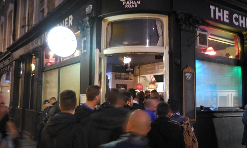 첼시가 맨유를 4 대 0으로 대파하자, 경기가 끝난 후 첼시팬들이 경기장 인근 술집에 모여 자축하고 있다.