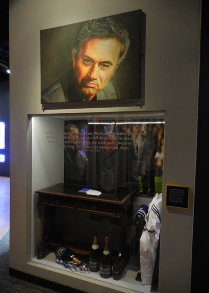 스탬포드 브릿지의 첼시 박물관에 전시된 무리뉴 감독의 초상화와 감독 당시 사용하던 책상 및 집기류.