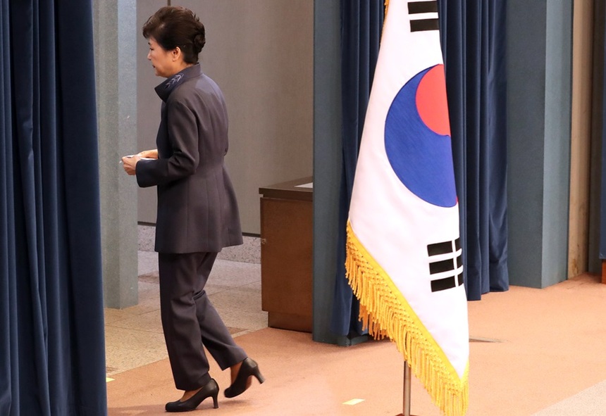 지난 25일 박근혜 대통령이 청와대 춘추관 대브리핑실에서 ‘최순실 의혹’에 관해 대국민 사과를 한 뒤 돌아나가고 있다. 사진=연합뉴스
