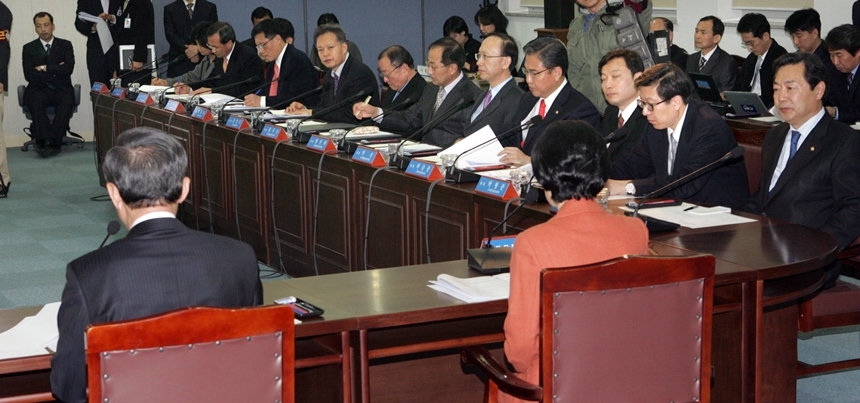 2007년 12월 26일 이명박 대통령 당선인과 함께 인수위 첫 회의가 열렸다. 사진=국회사진기자단