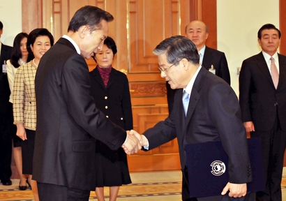 2008년 3월 26일 ​이명박 대통령이 ​김성호 신임 국정원장에게 임명장을 주고 있다. 사진=청와대