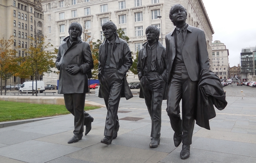 리버풀 앨버트 독에 위치한 비틀즈 동상.