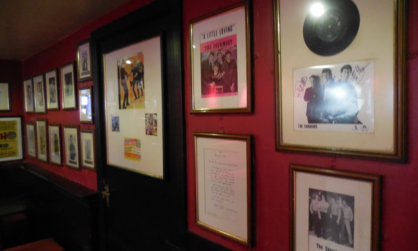 캐번클럽 내부 벽면에 붙어 있는 비틀즈를 비롯한 수많은 뮤지션들의 사진과 기록들.