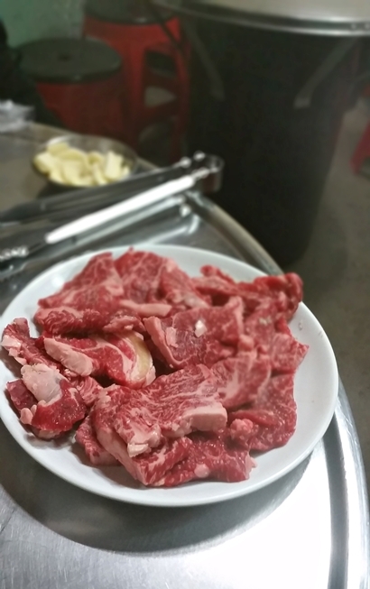 통일집은 암소 고기를 굽는다. 원래 우리 민족은 암소 고기를 제일로 쳤다.