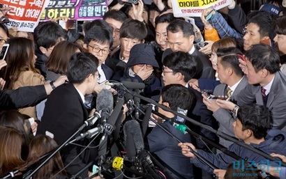 국정농단 의혹을 받고 있는 최순실 씨가 지난 10월 31일 피의자 신분으로 검찰에 출두하고 있다. 사진=임준선 기자