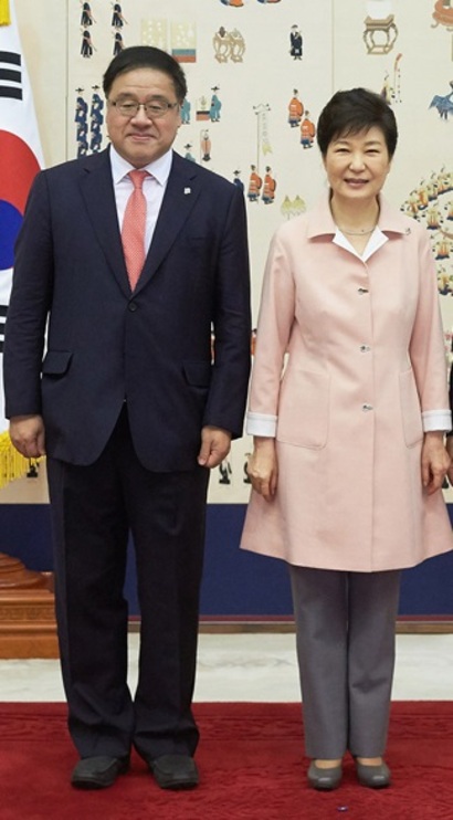 박근혜 대통령이 지난 6월 13일 오전 청와대에서 열린 신임 장·차관(급) 임명장 수여식에서 안종범 정책조정수석에게 임명장을 수여식을 마치고 기념사진을 찍고 있다. 사진=청와대 제공