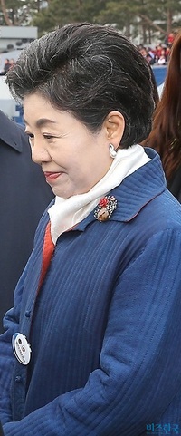 지난 2013년 2월 25일 서울 여의도 국회의사당 광장에서 열린 제18대 대통령 취임식에 박근혜 대통령의 동생 박근령 씨가 참석하고 있다. 사진=비즈한국DB