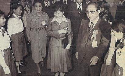 1977년 3월, 최태민 구국봉사단 총재(오른쪽 안경 쓴 남자)의 안내로 구국봉사단 명예총재이던 박근혜 대통령이 걸스카우트 대원들을 돌아보고 있다. 사진=우먼센스 제공