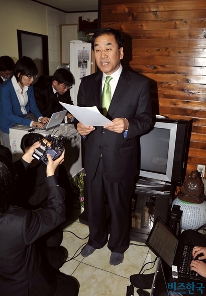 2008년 3월 25일 오전 이재오 한나라당 전 최고위원이 서울 은평구 구산동 자택에서 기자회견을 열어 총선 출마를 선언했다. 사진=비즈한국DB