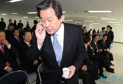 2008년 2월 1일, 한나라당이 공천심사기준 문제로 내홍을 겪고 있는 가운데 김무성 의원을 비롯한 친박계 인사들이 서울 여의도에서 모여 대책을 숙의하고 있다. 결국 김무성은 이때 공천에서 탈락했다. 사진=비즈한국DB
