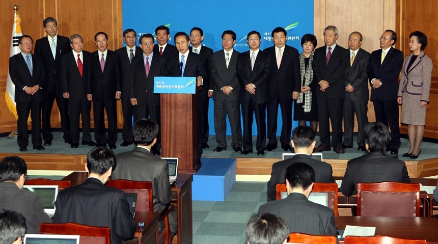 2008년 2월 18일 이명박 대통령 당선인이 서울 삼청동 대통령직인수위 대회의실에서 새 정부 국무위원을 소개하고 있다. MB는 자기가 겪어보고 자기 말을 듣는 사람만 썼다. 사진=사진공동취재단