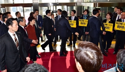 11월 8일 국회를 방문한 박근혜 대통령 앞에서 정의당 의원들이 ‘대통령의 하야’를 주장하는 손피켓을 들고 시위하고 있다. 사진=박은숙 기자