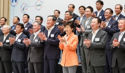 박근혜 대통령이 지난해 7월 24일 창조경제혁신센터장 및 지원기업 대표 간담회에 참석, 기념촬영 하고 있다. 사진=청와대 제공