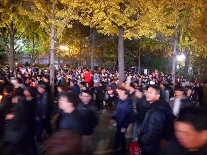 12일 밤 세종문화회관 뒤편. 사진=김태현 기자