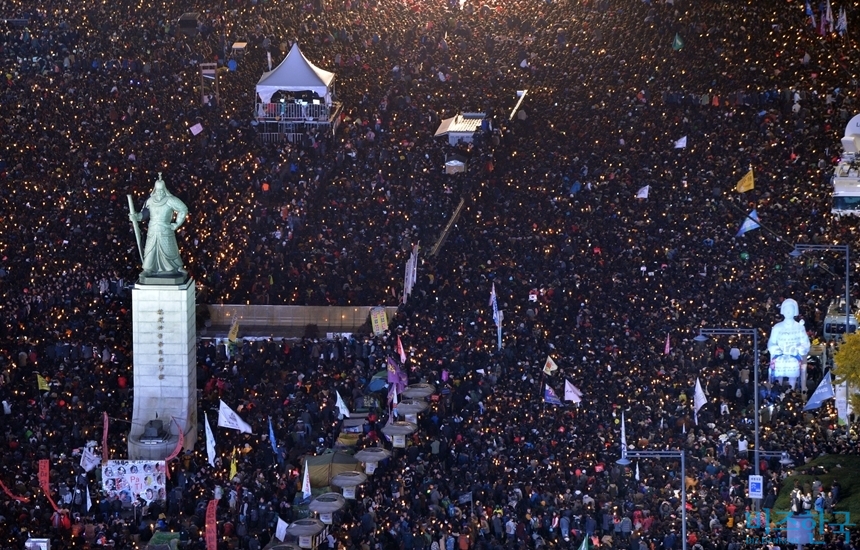 2016년 11월 12일 저녁 서울 세종대로 일대에서 박근혜 대통령 퇴진을 촉구하는 수많은 시민들이 촛불을 들고 거리를 가득 메웠다. 사진=사진공동취재단