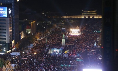광화문 촛불집회가 주최 추산 100만 명의 인파를 모은 가운데 서울중앙지방경찰청 부근을 새로운 집회장소로 지목하는 목소리가 높아지고 있다. 사진=사진공동취재단