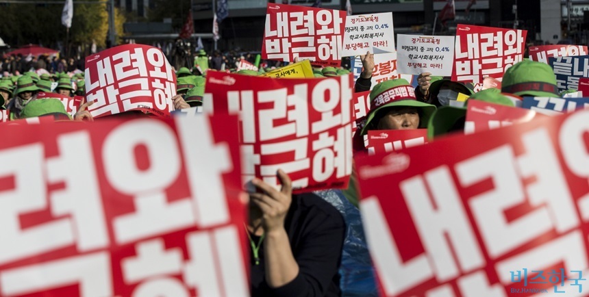 지난 12일 오후 서울 세종대로 일대에서 박근혜 대통령 퇴진을 요구하는 민중총궐기 시위 참석자들이 구호를 외치고 있다. 사진=고성준 기자