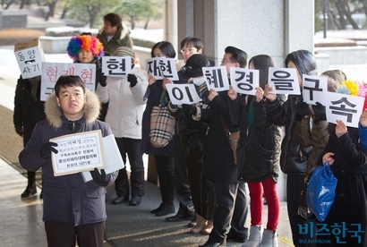 지난 2013년 12월 동양증권 피해자들이 현재현 전 동양그룹 회장의 구속을 촉구하며 피켓시위를 벌이는 모습. 사진=비즈한국DB