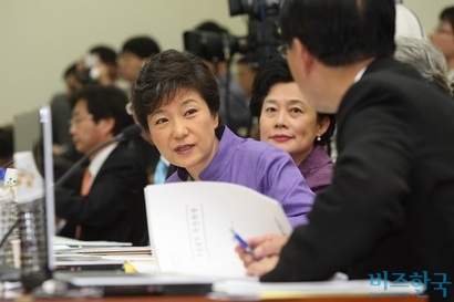 지난 2008년 보건복지위원회 위원으로 국정감사에 참여한 박근혜 대통령의 모습. 사진=비즈한국DB