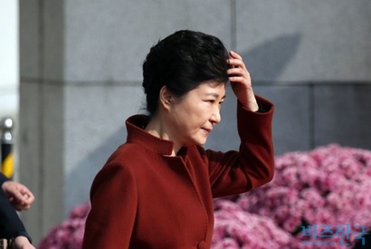 박근혜 대통령은 헌정사상 처음으로 수뢰 혐의를 받는 현직 대통령이 될 가능성이 높아졌다. 사진=비즈한국DB