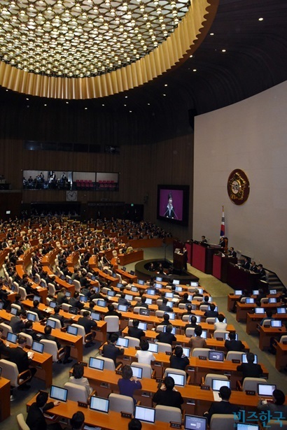 2017년 예산안이 표류할 가능성이 높아지고 있다. 박근혜 대통령이 지난 10월 24일 국회 본회의장에서 2017년도 예산안 시정연설을 하는 모습. 사진=공동취재단
