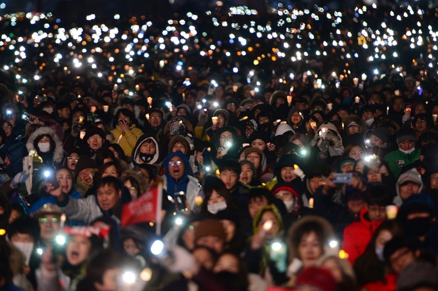 11월 26일 서울 광화문 광장에 모인 사람들이 박근혜 퇴진 구호를 외치고 있다. 주최 측 추산에 따르면 이날 광화문에는 150만의 시민이 모였다. 사진=사진공동취재단