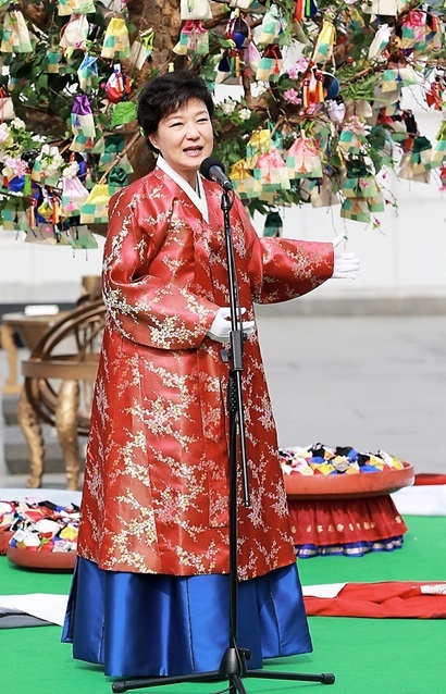 누구를 위한 복주머니였던가. 지난 2013년 2월 25일 대한민국 18대 대통령에 공식 취임한 박근혜 대통령이 서울 세종로 광화문 광장에서 열린 ‘희망이 열리는 나무’ 제막식에서 복주머니에 담긴 국민의 희망메시지를 낭독하고 있다. 사진=사진공동취재단
