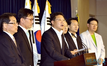 2009년 6월 2일 정태근 의원(가운데) 등 한나라당 소장파 의원들이 국회 정론관에서 기자회견을 열고 조기전당대회 개최 등 당 쇄신안을 주장하고 있다. 사진=비즈한국DB