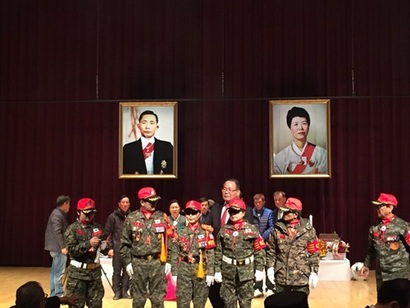 선글라스에 군복을 입은 박해모 회원들이 숭모제가 끝난 후 기념촬영을 하고 있다. 사진=비즈한국DB