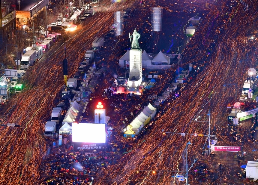 12월 3일 광화문에서 열린 촛불집회 모습. 주최 측은 이날 약 170만 명이 모인 것으로 추산했다. 최근 촛불집회에 참석한 시민의 수를 추산하는 과학자들의 다양한 노력이 화제가 되었다. 사진=사진공동취재단