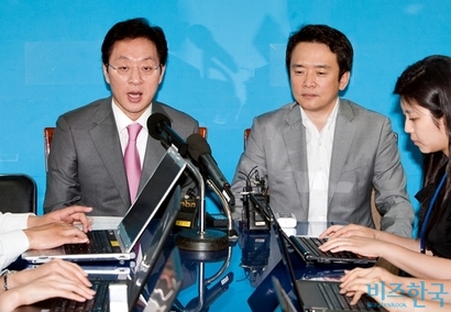 2010년 7월 한나라당 전당대회를 앞두고 정두언(왼쪽), 남경필은 후보 단일화를 선언했다. 사진=비즈한국DB