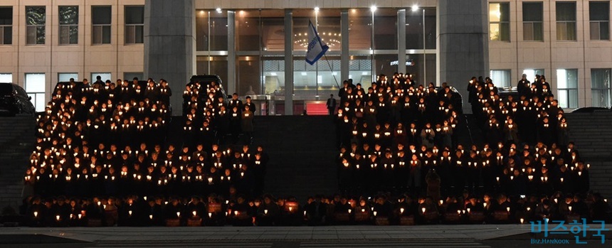 지난 5일 오후 국회 본청 앞 계단에서 더불어민주당 의원 및 당직자들이 박근혜 대통령 탄핵을 촉구하며 촛불을 들고 퍼포먼스를 하고 있다. 사진=박은숙 기자