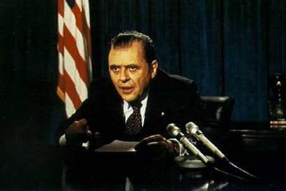 앤서니 홉킨스가 닉슨 역을 맡아 광기 서린 표정으로 연설하고 있다.