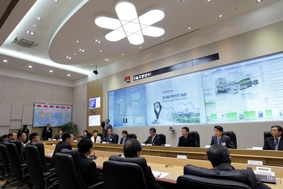 일본 후쿠시마 원전사고 발생 이후 2011년 5월 17일 이명박 대통령이 한국원자력안전기술원을 방문해 업무보고를 받고 있다. 사진=청와대 제공