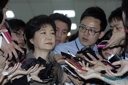 2012년 7월 13일 한나라당 의총에 참석한 박근혜 의원이 정두언 의원 체포동의안 부결에 관한 의견을 밝히고 있다. 당시 친박은 정 의원 체포동의안에 찬성하는 입장이었다. 사진=비즈한국DB