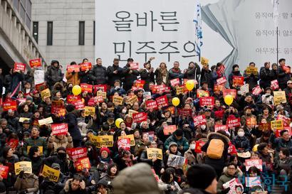 우리는 국가가 위기에 빠질 때마다 시민들이 들고 일어나 이를 바로 잡아왔다. 12월 17일 서울 광화문 광장에서 8차 촛불집회에 참석한 시민들이 구호를 외치고 있다. 사진=고성준 기자