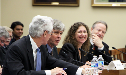 2016년 1월 24일 LIGO 멤버들이 미국 의회에 나와 중력파에 대해 설명하고 있다. 오른쪽 두 번째 여성이 가브리엘라 곤살레스 대변인이다. 사진=Caltech/MIT/LIGO