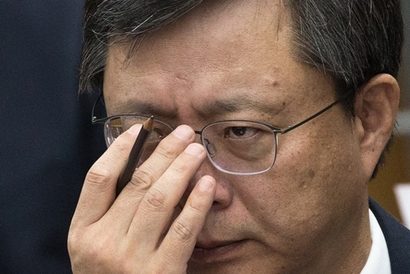 우병우 전 청와대 민정수석이 22일 국회에서 열린 최순실 국정농단 의혹 국정조사 5차 청문회에 참석해 의원들의 질의를 듣고 있다. 사진=사진공동취재단