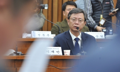 우병우 전 청와대 민정수석이 22일 국회에서 열린 ‘박근혜 정부의 최순실 등 민간인에 의한 국정농단 의혹 사건 진상 규명을 위한 국회 국정조사특별위원회 제5차 청문회’에서 위원들의 질문에 답하고 있다. 사진=사진공동취재단