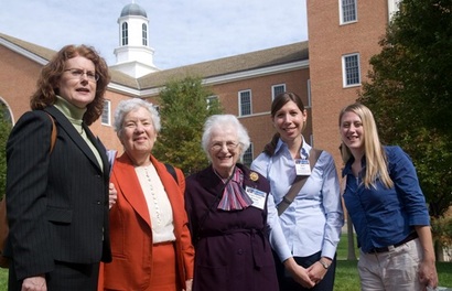 2009년 여성 천문학자 모임에 참석한 베라 루빈(왼쪽에서 두 번째). 사진=NASA
