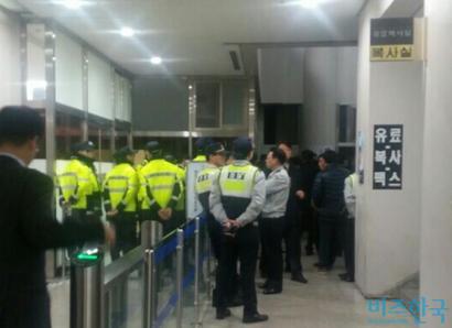 지난 9일 김성훈 IDS홀딩스 대표 공판 직후 서울중앙지법의 연락을 받고 출동한 경찰. 사진=목격자 제공