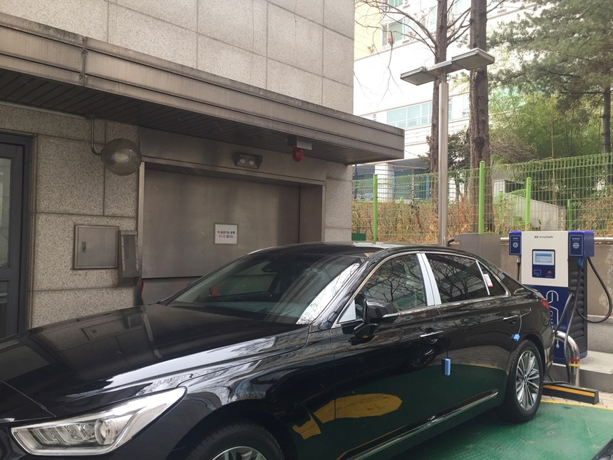 충전하고 있지 않은 승용차 한 대가 전기차 충전자리에 세워져 충전기를 가리고 있다. 사진=박혜리 기자