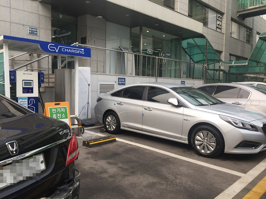 북부서비스센터의 전기차 충전소는 안내판 때문인지 전기차 충전 장소에 일반차가 주차되어 있지는 않았다. 사진=박혜리 기자