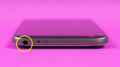 G5의 이어폰 잭이 후면에 근접하게 위치하면서 가공공정에서 균열이 발생하는 원인이 되고 있다. 사진=flickr.com/TechStage(CCL)