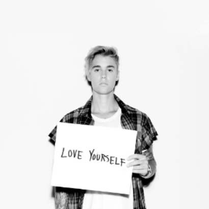 진중한 모습의 새로운 저스틴 비버를 상징하는 포크 곡 ‘Love Yourself’. 에드 시런과 함께 만들어 큰 인기를 얻었다. 사진=저스틴 비버의 ‘Love Yourself’